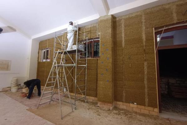 The prototype wall was built using a lime straw filling.