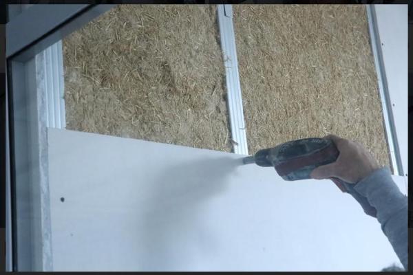 The room was totally covered by insulating panels (RH50) with a density of 50kg/m3, thermal conductivity of 0.045 W/mK, specific heat capacity of 1790 J/kgK.